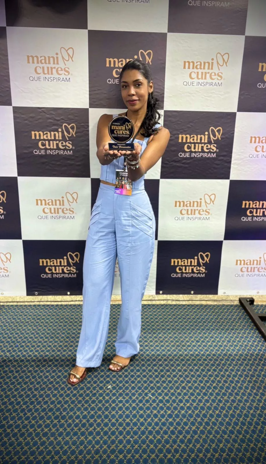Taís Fernandes premiada no congresso Manicures que Inspiram