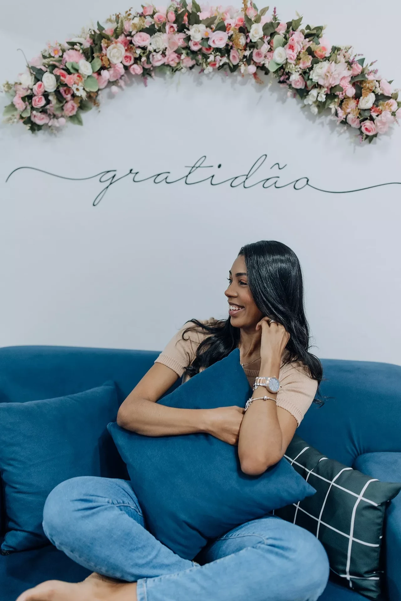 Taís Fernandes sorrindo no seu estúdio